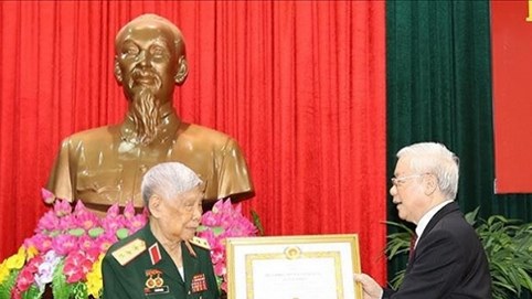 Nóng 24h qua: Tổng Bí thư, Chủ tịch nước trao phần thưởng cao quý tặng đồng chí Lê Khả Phiêu