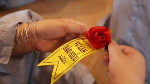 Bông hoa cài áo - nét đẹp văn hóa người Việt mỗi mùa Vu Lan báo hiếu về