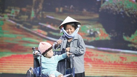 “Bà mẹ nhí” một mình nuôi con gái bị ung thư khiến Ốc Thanh Vân khóc nức nở