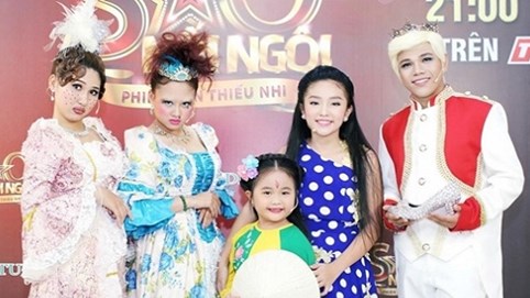 “Bà tiên nhí” Kim Thư đội nón lá trợ diễn cho 