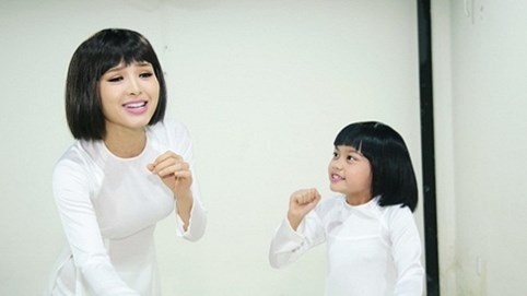 Bào Ngư gây bất ngờ khi xuất hiện xinh đẹp như phiên bản nhí của Phương Trinh Jolie