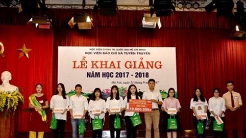 Bảo tín Minh Châu hỗ trợ 50 triệu đồng cho sinh viên khó khăn