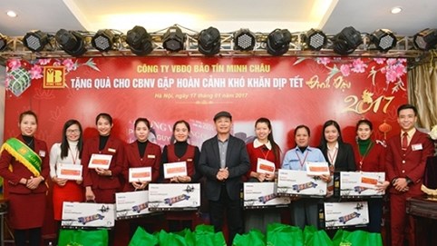 Bảo Tín Minh Châu trao quà Tết cho các gia đình gặp khó khăn
