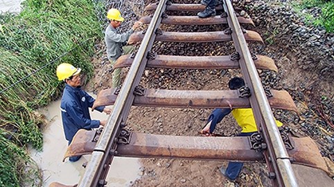 Bão Usagi gây sạt lở, đường sắt Bắc - Nam tê liệt