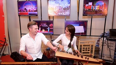 Bắt gặp Nam Em “tình tứ” cùng Kyo York tại Festival Đờn ca tài tử lần II