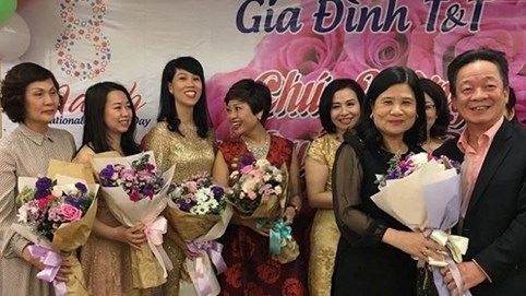 Bầu Hiển tặng hoa nhân viên, say đắm hôn vợ dịp 8/3