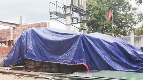 Dỡ nhà nhường đất cho thủy điện, bị kiểm lâm xử phạt vì vận chuyển... gỗ