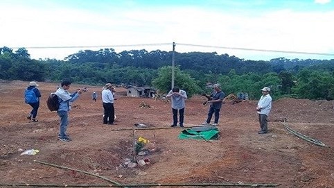 Tìm thấy bia mộ nghi là của vợ Vua Tự Đức bị san ủi ở công trình bãi giữ xe