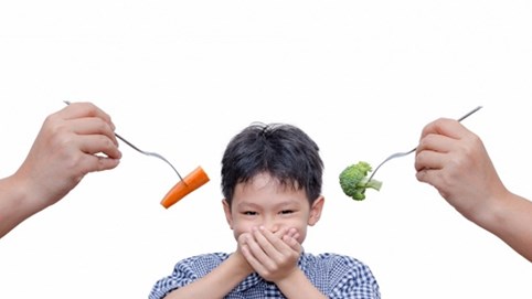 “Cuống” lên vì con biếng ăn, mẹ phải làm sao?