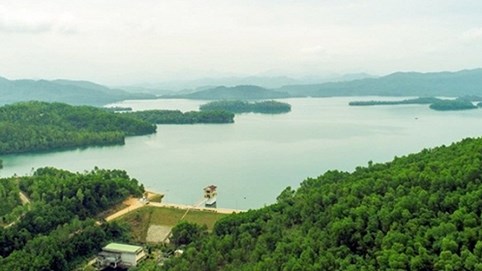 Quảng Nam: Dùng xuồng nan đánh cá trên hồ thủy lợi, một người bị đuối nước.