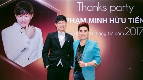 Ca sĩ Quang Hà tới chúc mừng Dược sĩ Tiến sau khi đăng quang