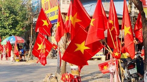 Các sản phẩm “ăn theo” đội tuyển Việt Nam bị đẩy giá gấp 2 - 3 lần