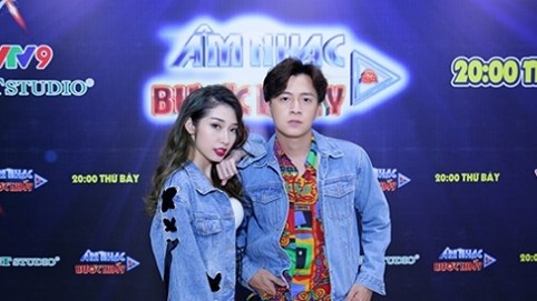 Cặp đôi Ngô Kiến Huy - Khổng Tú Quỳnh tình cảm lãng mạn trong hậu trường