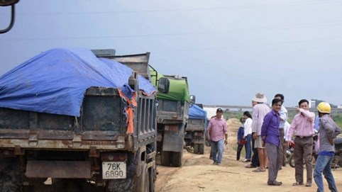 Quảng Ngãi: Yêu cầu doanh nghiệp dừng khai thác cát vì dân phản đối.