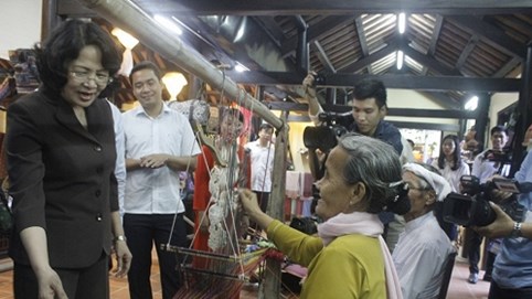 Quảng Nam: Phó Chủ tịch nước Đặng Thị Ngọc Thịnh thăm làng lụa Hội An