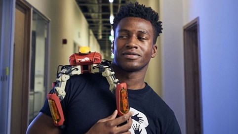 CEO 27 tuổi tạo ra robot chơi game đầu tiên trên thế giới, được Apple và Amazon mời hợp tác độc quyền