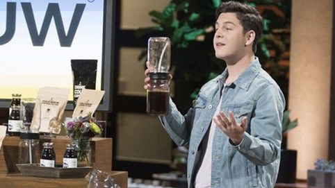 Chàng trai 19 tuổi được đầu tư 50.000 USD tại Shark Tank nhờ dụng cụ lọc bã cà phê