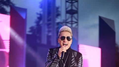 Châu Khải Phong thể hiện bản lĩnh trên sân khấu lớn