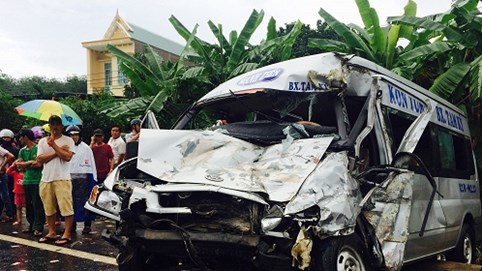 Kon Tum: Hai xe chở khách va chạm trực diện, nhiều người thương vong