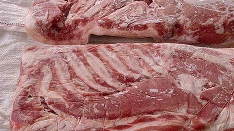 Chuyên gia cảnh báo thói quen ăn thịt đã để tủ lạnh quá lâu