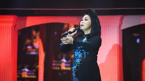 Cô Ba Bạch Tuyết diện áo dài rực rỡ hát nhạc của Lam Phương