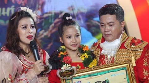 Cô bé 10 tuổi đa tài Hoàng Vân đoạt quán quân 