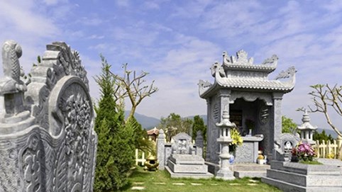 Cuối năm tấp nập “chuyển nhà” cho người quá cố