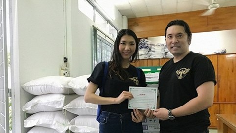 Cựu người mẫu Ngọc Quyên cùng chồng về nước làm từ thiện