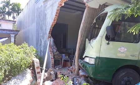 Quảng Nam: Xe buýt gây sập nhà dân sau khi bị xe tải đâm