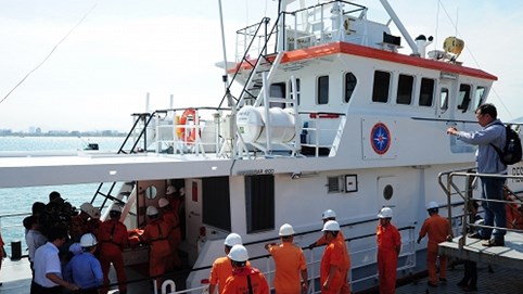 Đà Nẵng: Cứu thành công 2 thuyền viên bị bệnh nguy kịch từ biển vào bờ