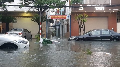 Đà Nẵng mưa cực to, ngập chưa từng có