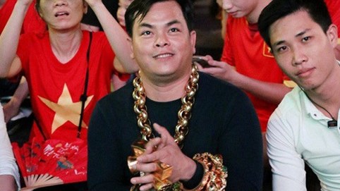 Đại gia Việt đeo 13kg vàng nổi tiếng trên báo Thái Lan và Trung Quốc