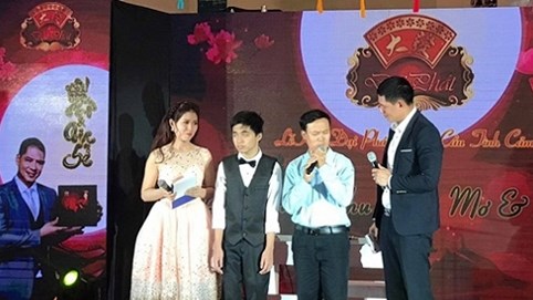 Đại Phát cùng cậu bé khiếm thị viết nên câu chuyện đẹp mùa Trung thu