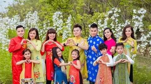 Dàn nghệ sĩ trẻ trung bên các mẫu nhí