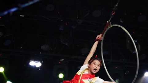 “Dancer nhí” Tô Trung Tín hóa Natra thử sức với bộ môn xiếc