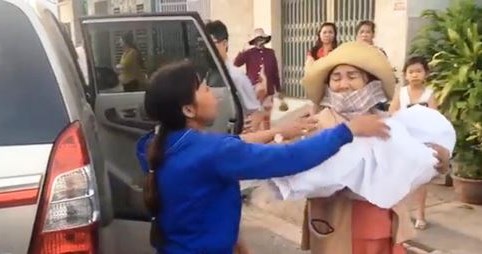 Đau đớn đón thi thể con chết bất thường tại nhà trẻ tư nhân