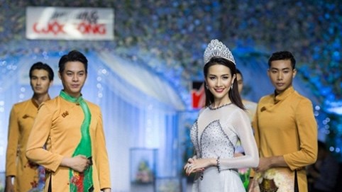 Đây là người đẹp luôn được các NTK chọn vào vị trí vedette