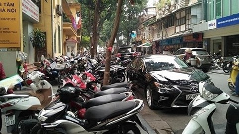 Hậu “chiến dịch” dẹp vỉa hè: Người dân toát mồ hôi vì “xế hộp”