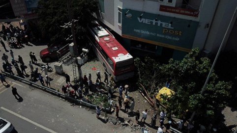 Nóng 24h qua: Xe khách tông hàng loạt xe máy trên cầu Bãi Cháy, 5 người thương vong