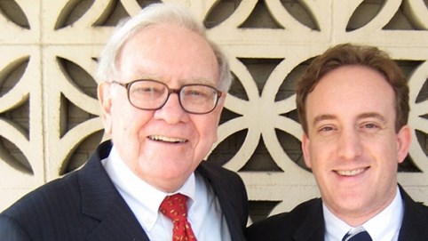 Bữa ăn trưa cùng Warren Buffet đã giúp vị doanh nhân này 