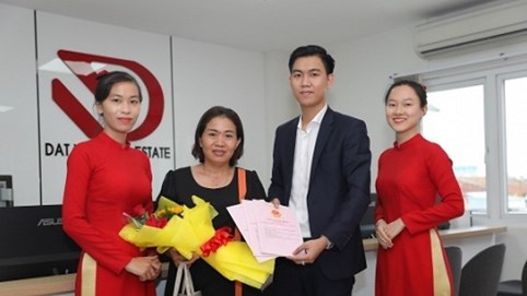 Địa ốc Đất Việt trao sổ cho khách hàng tại Dự án Khu dân cư An Ngãi