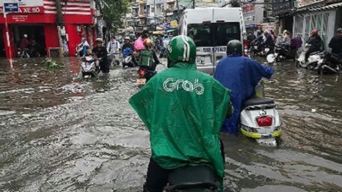 Dịch vụ gọi xe, đồ ăn quá tải ngày mưa bão