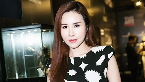 Diện phong cách tối giản, Hoàng Dung vẫn 