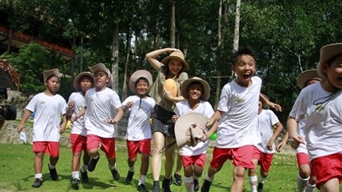 Diễn viên Lan Phương chơi hết mình cùng 10 cầu thủ nhí