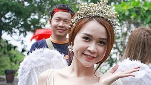 Diễn viên Sam “quậy tưng bừng” đêm lửa trại cùng các cầu thủ nhí