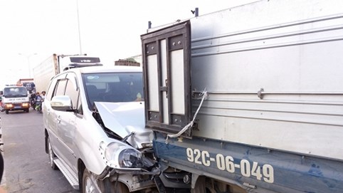 Quảng Nam: Tránh xe lôi, 4 ô tô va chạm liên hoàn