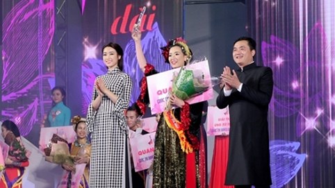 Đỗ Mỹ Linh ấn tượng cùng khăn rằn Nam bộ trong tà áo dài