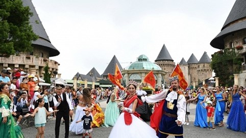 Đoàn nghệ sỹ Sun World Ba Na Hills khuấy động phố đi bộ với những màn trình diễn ngoạn mục