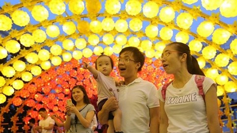 Đón đèn lồng, múa lân độc đáo mùa trung thu tại Vinpearl Land