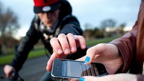 Tên cướp giật tham lam và ngu ngốc